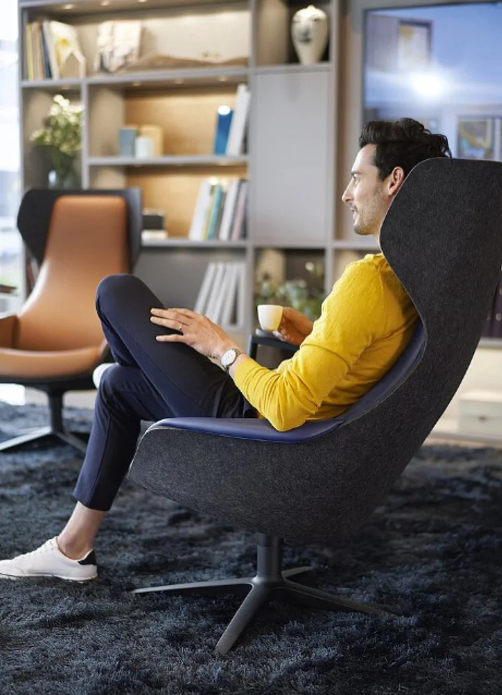 Sedus se:lounge lounge chair in a manufacturer setting