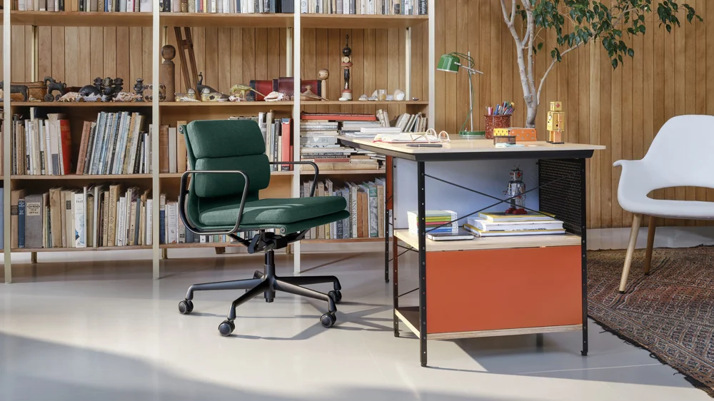 Vitra Soft Pad EA 217 office chair in a manufacturer setting